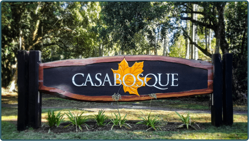 Letrero de madera Condominio Casa Bosque